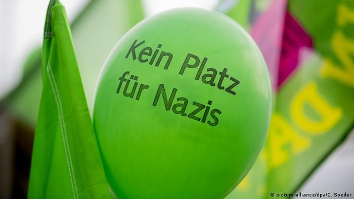 Deutschland - Demonstrationen zum 31. Todestag von Rudolf Heß (picture-alliance/dpa/C. Soeder)