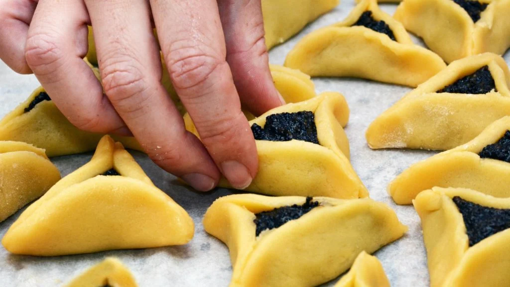 Sürgünün Sofrası: Purim ve Diasporanın Tatlı Hafızası – İvet Acu
