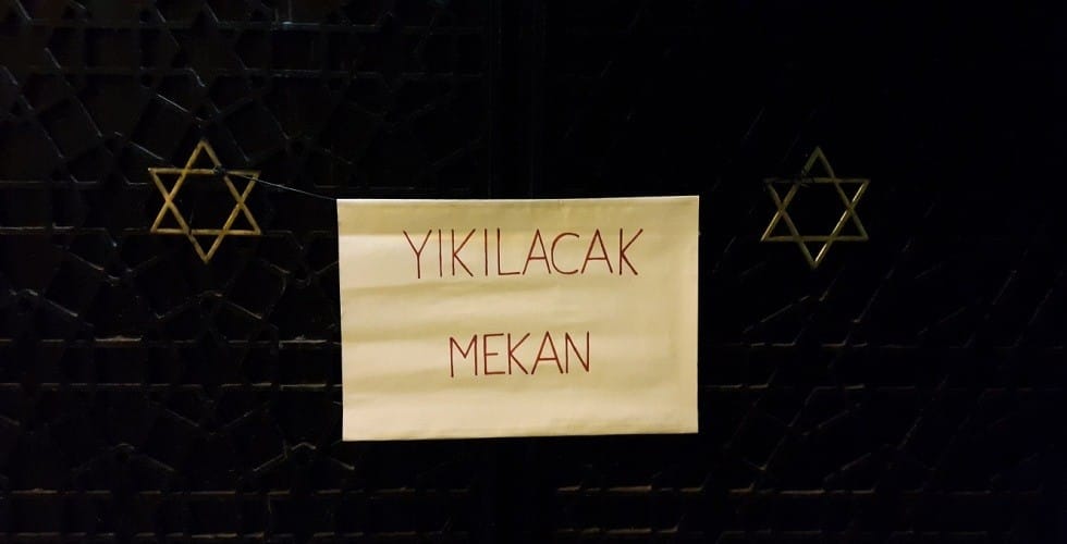 NEVE SALOM SINAGOGUN KAPISINA SAAT 18.30'DA KIMLIGI BELIRSIZ BIR KISI TARAFINDAN UZERINDE YIKILACAK MEKAN YAZAN BIR AFIS ASILDI. AFIS GÃ–REVLILER TARAFINDAN KALDIRILDI (FOTO: ZEKI GUNAL ISTANBUL DHA)
