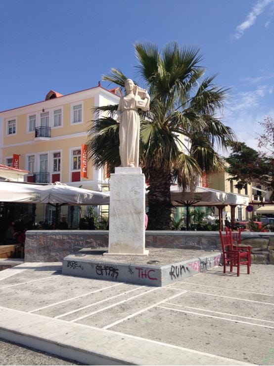 Midilli Sappho Meydanı'nda elinde lir taşıyan Sappho Heykeli