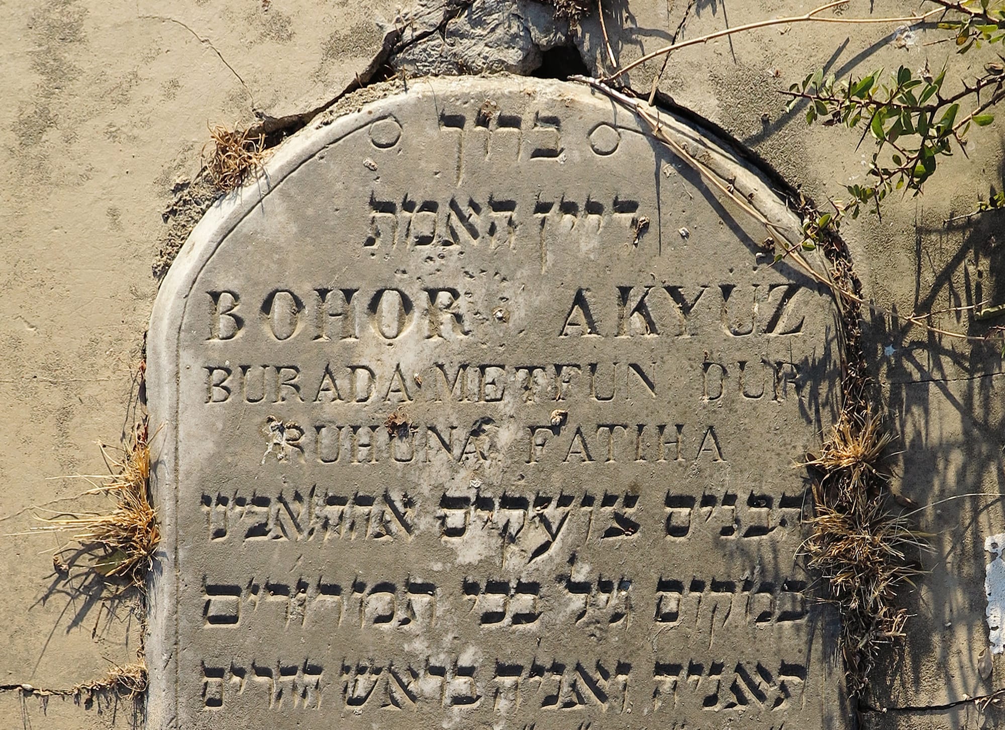“Baruh Dayan Ha-emet” ve “Ruhuna Fatiha” Yan Yana: Bodrum’un Yahudi Mezarlığı Kitaplaştırıldı