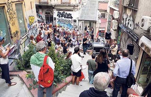 Galata sokaklarında müzikli rota