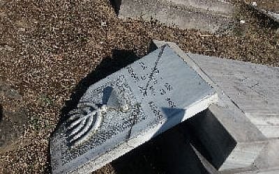 Yunan Şehrinde Yahudi Mezar Taşları Parçalandı