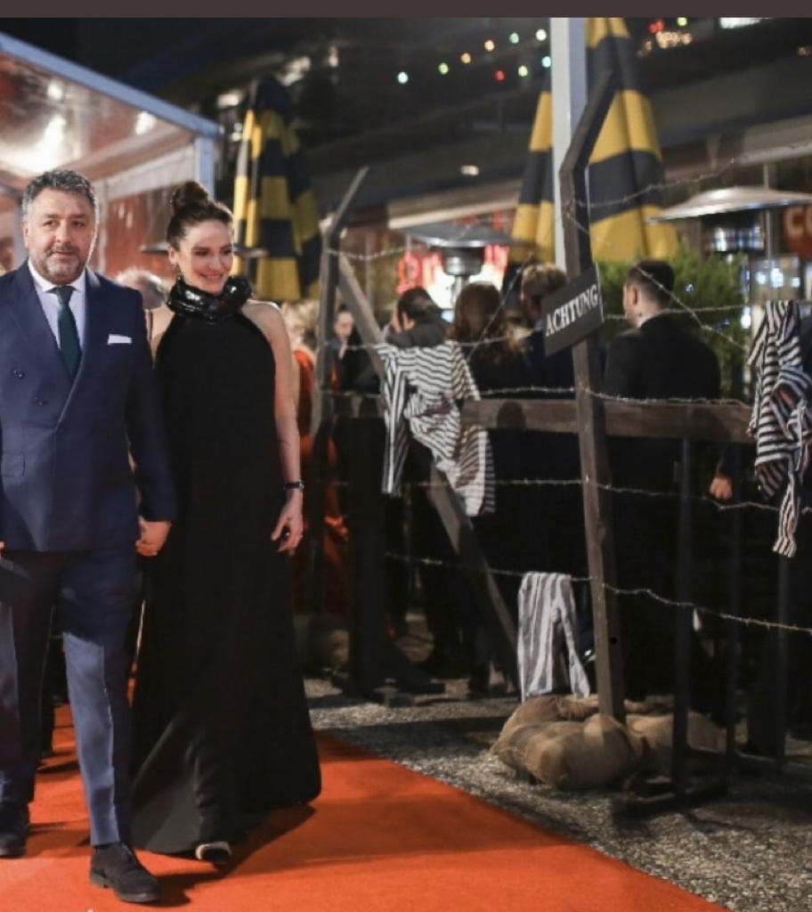 Toplama kampı dekorunda eğlence