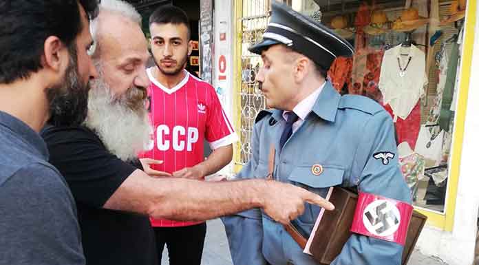 Kadıköy’de Hitler kostümüyle gezen kişiye yurttaşlardan tepki