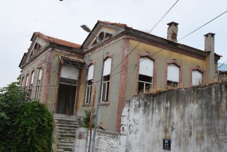 İzmir’de, ‘kaderine terk edilen’ tarihi Rum okulu yağmalandı
