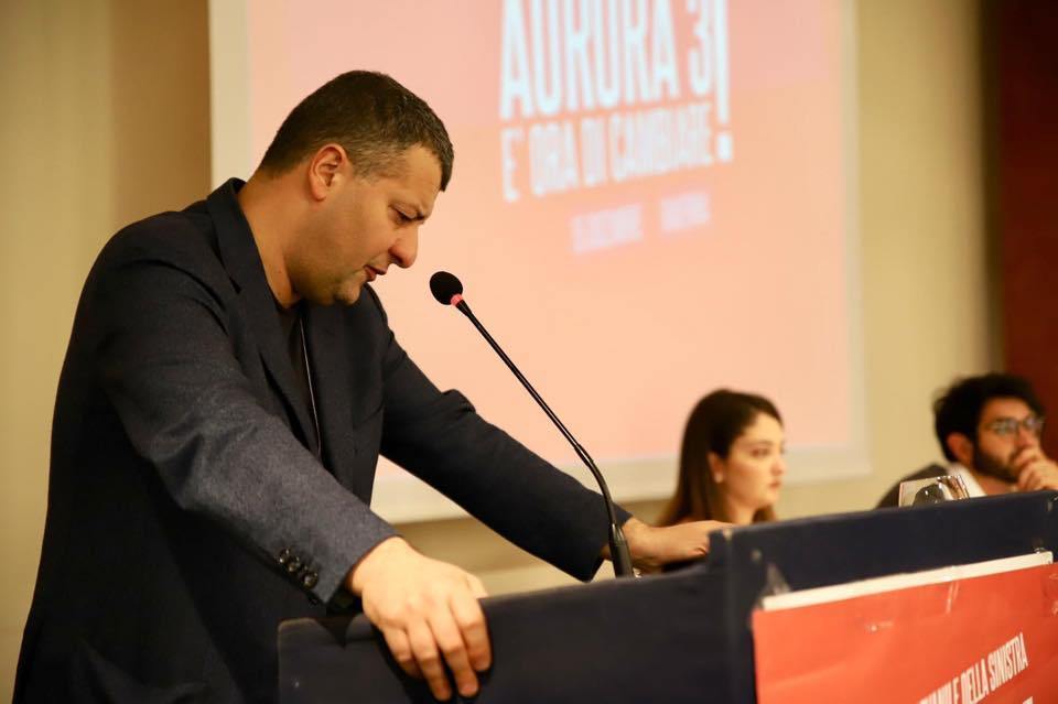 Eski İtalyan politikacı antisemit slogan atan gençler tarafından yumruklandı