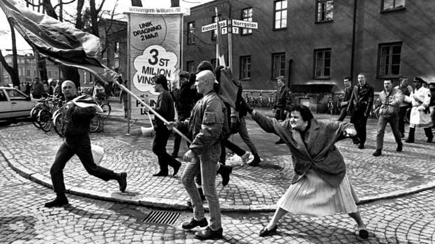 Tarihi Fotoğraf: Neo-Naziye Çantasıyla Vuran Bir Kadın
