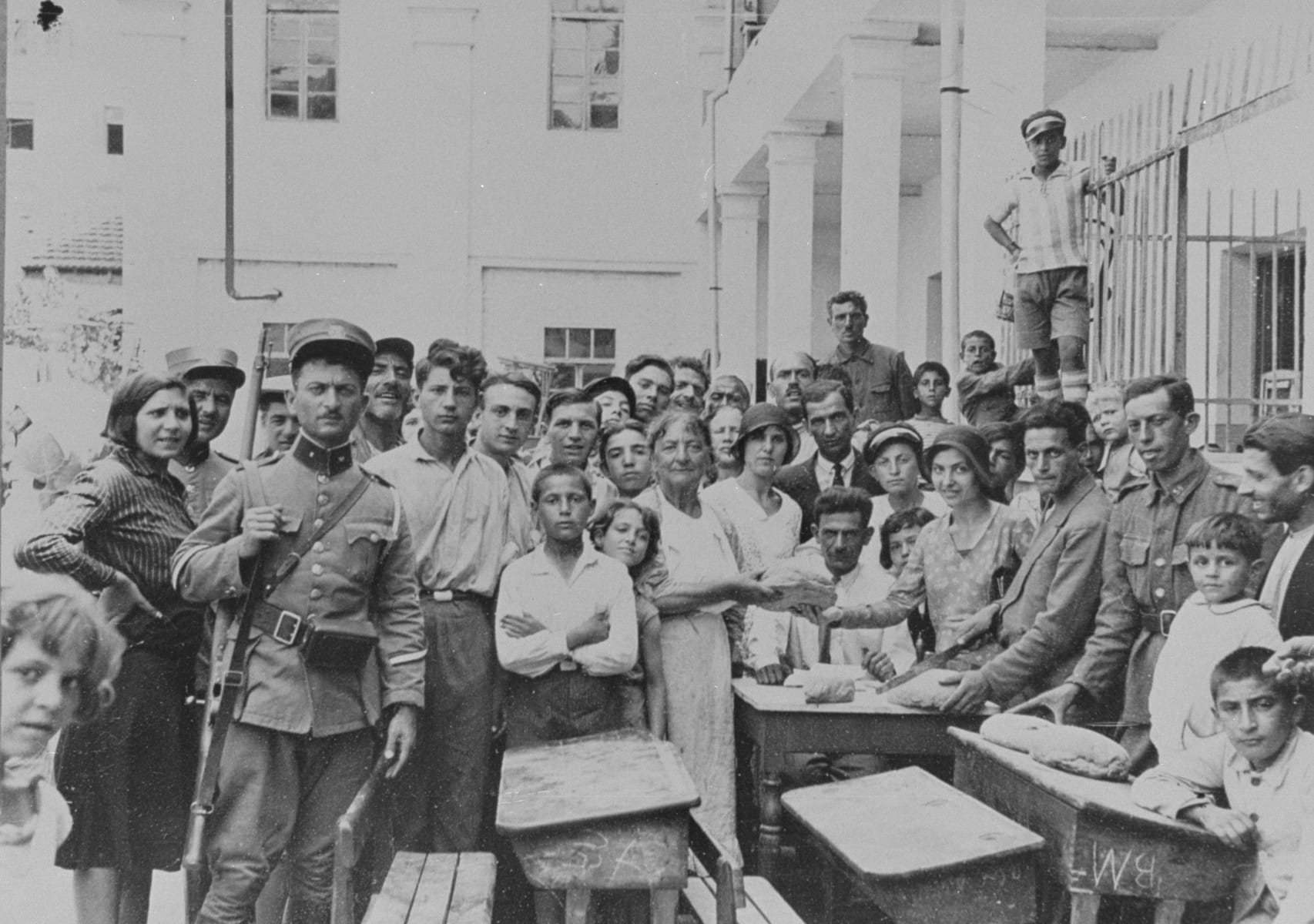 Pogrom sonrasında bir okula sığınan Selanik Yahudileri © United States Holocaust Memorial Museum, courtesy of National Archiv