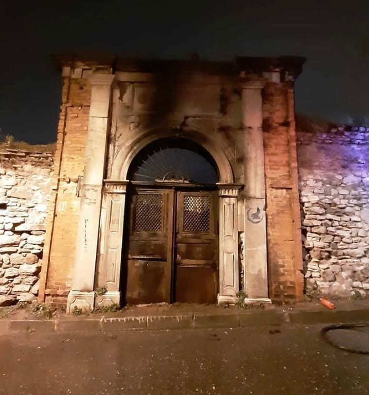 Kasturya Sinagogu’nun Kapısı Ateşe Verildi
