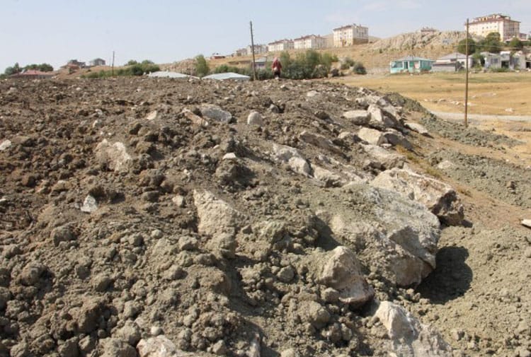 Ermeni mezarlığı talan edildi: Gözyaşları içinde etrafa saçılan kemikleri toprağa gömdü