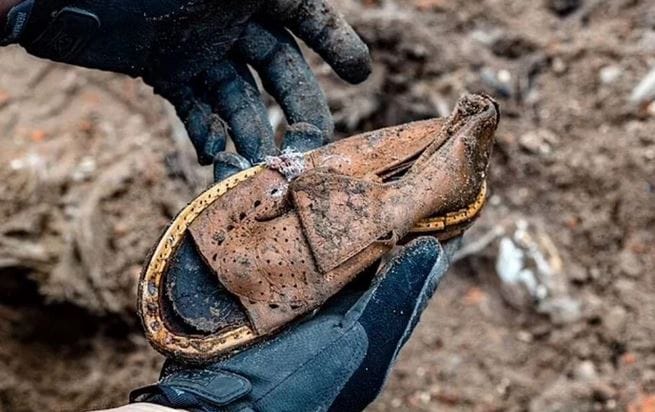 İkinci Dünya Savaşı’nda 80 bini aşkın  Yahudi’nin öldüğü bölge ilk kez kazıldı: Küçük kızın ayakkabısı yaşanan  acıyı gözler önüne serdi