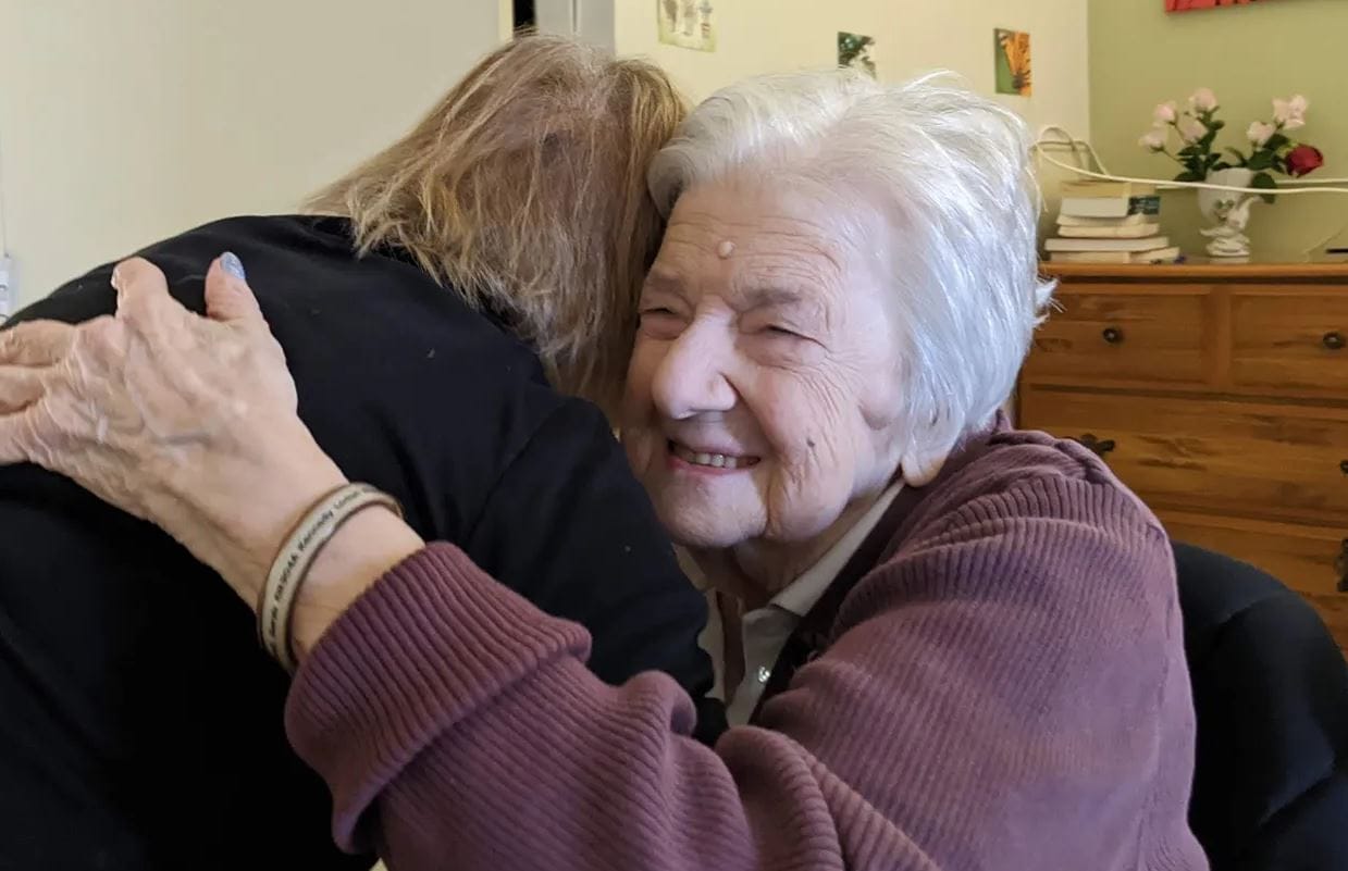 Evlatlık verdiği kızıyla 80 yıl sonra ilk kez buluştu! Ölüm belgesini ararken…