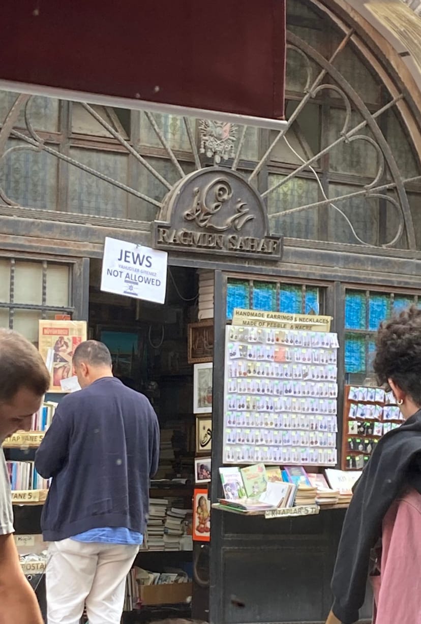 İstanbul’da bir sahaf Nazi Almanyası’nı aratmıyor: ‘Yahudiler giremez’