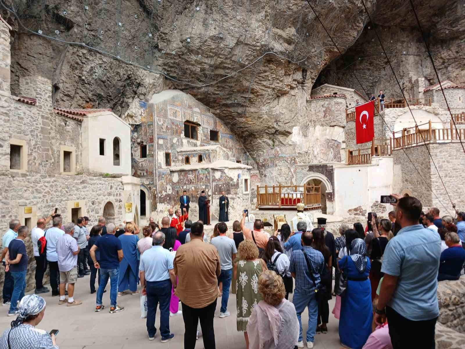Meryem Ana Yortusu Provokasyon ve Gecikmeye Rağmen Trabzon Sümela Manastırında Kutlandı
