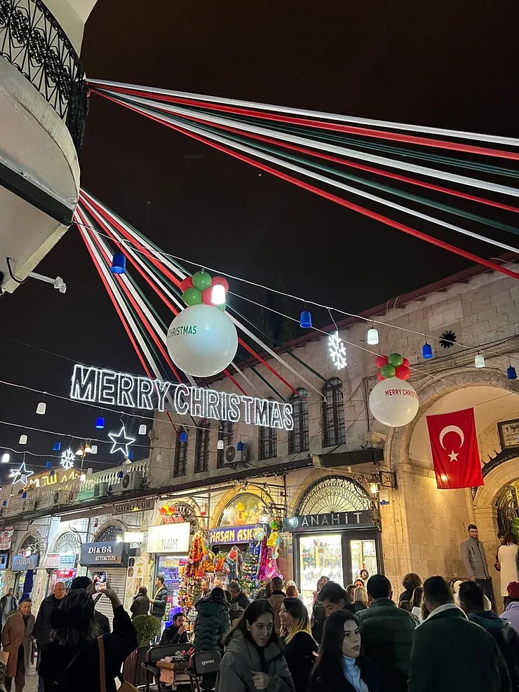 “Bizim kilisemiz artık yerle bir, yine de Noel ruhunu yaşatmaya çalışıyoruz”
