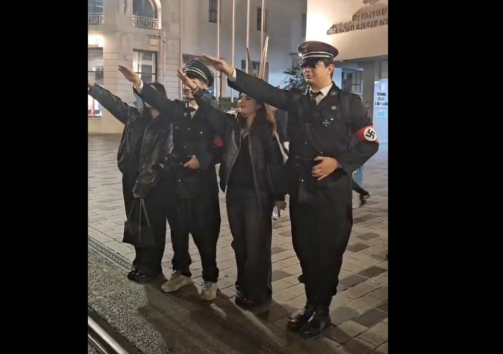İstiklal’de Nazi Üniformalı ‘eğlence’
